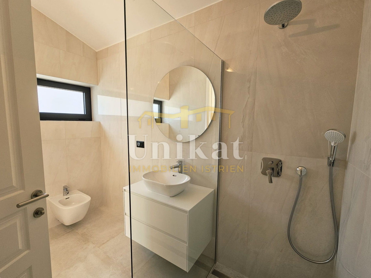 Moderna nuova costruzione con piscina vicino a Poreč